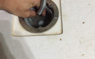 Comment déboucher une douche avec un siphon inaccessible facilement