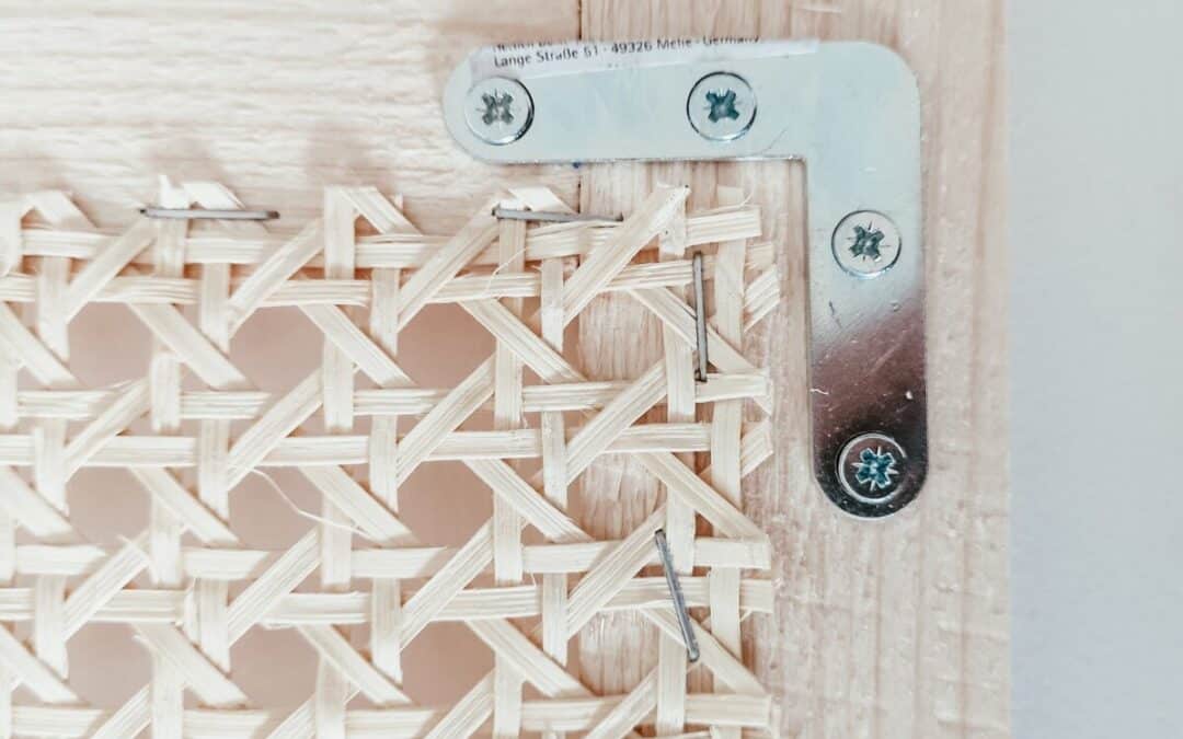 Tables de chevet sweeek : le cannage et le bois s’invitent dans votre chambre