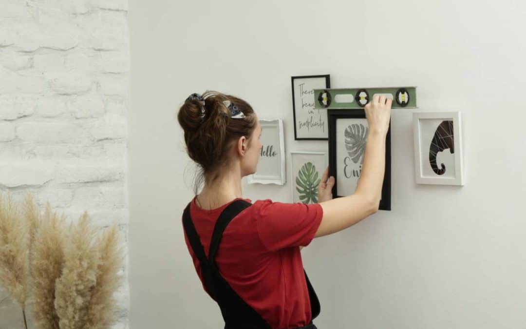 Location, mur fragile ou envie de changement : les avantages d&rsquo;un accrochage sans perçage multiple