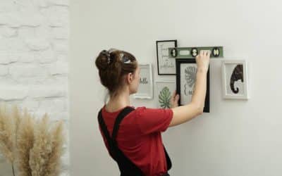 Location, mur fragile ou envie de changement : les avantages d’un accrochage sans perçage multiple